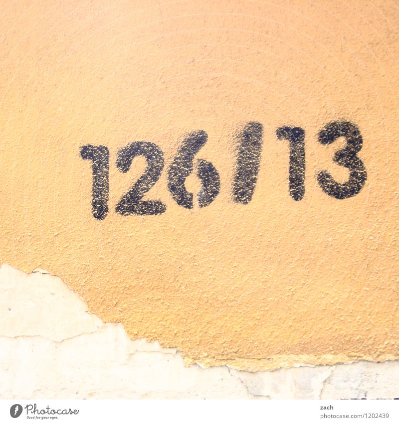 streng geheim | Code Stadt Haus Mauer Wand Fassade Zeichen Schriftzeichen Ziffern & Zahlen Schilder & Markierungen Graffiti gelb zählen 126 13 Gedeckte Farben