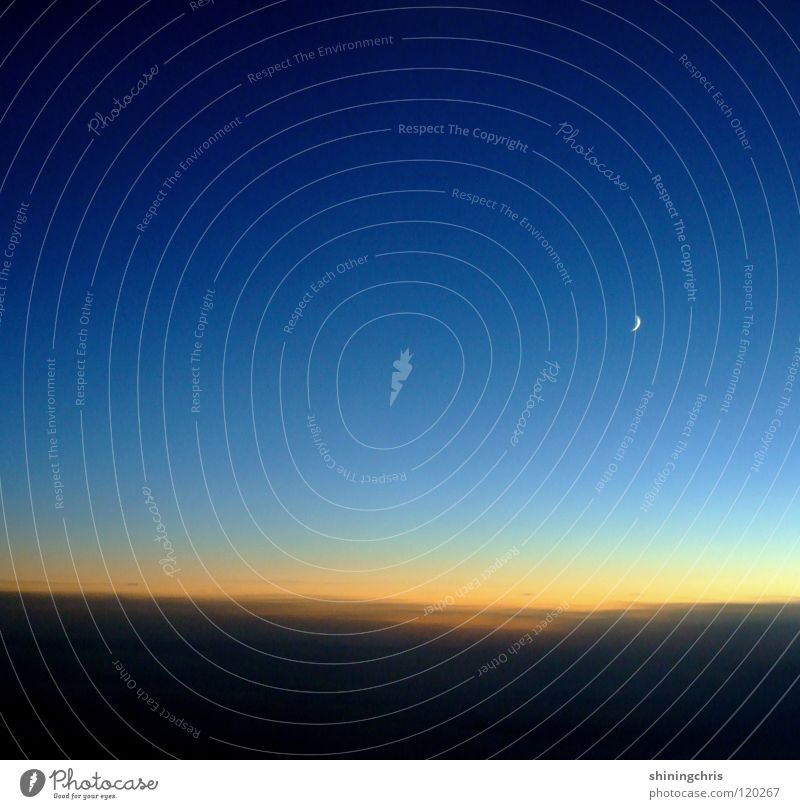 der kleine mond. Horizont Flugzeugfenster Aussicht über den Wolken Himmel Luftverkehr Mond blau orange moon horizon