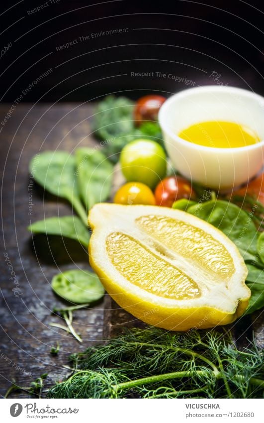 Zitrone und frische Zutaten fürs Kochen Lebensmittel Gemüse Salat Salatbeilage Frucht Kräuter & Gewürze Öl Ernährung Mittagessen Abendessen Büffet Brunch
