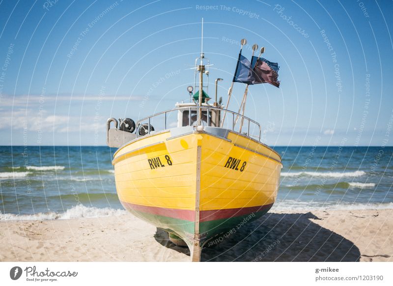 Fischerboot Sand Luft Wasser Himmel Horizont Sommer Strand Nordsee Ostsee Meer groß blau gelb Wasserfahrzeug Farbfoto Außenaufnahme Menschenleer Tag
