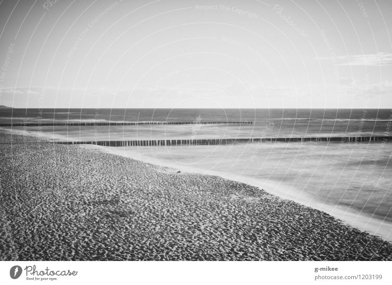 Zeitlos Natur Wasser Strand Nordsee Ostsee Meer Ferne frei Unendlichkeit Gelassenheit ruhig leer Freiheit Sandstrand Schwarzweißfoto Außenaufnahme Menschenleer