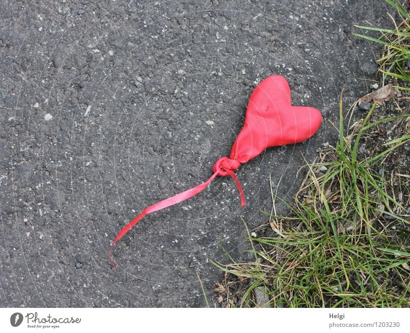 die Luft ist raus... Umwelt Natur Frühling Pflanze Gras Straße Straßenrand Asphalt Luftballon Kunststoff Zeichen Herz liegen authentisch außergewöhnlich einfach