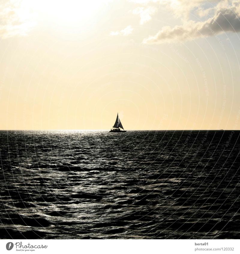 Jack Sparrow Wasserfahrzeug Sonnenuntergang weiß Wolken Meer Wellen ruhig Einsamkeit Abenteuer dunkel Romantik Ferien & Urlaub & Reisen Segel Angeln hell Salz