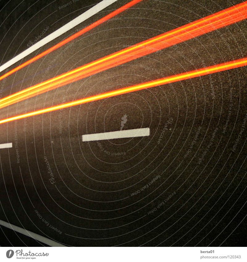 Lichtgeschwindigkeit Autobahn Streifen weiß rot dunkel Geschwindigkeit Teer unterwegs Verkehrswege Straße sehr schnell Rasen gefangen heisses Eisen
