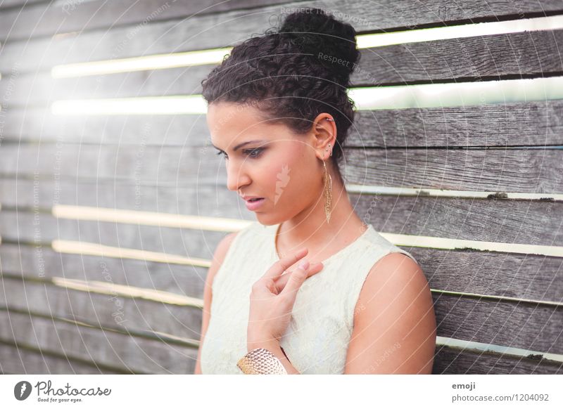 Portrait feminin Junge Frau Jugendliche 1 Mensch 18-30 Jahre Erwachsene schwarzhaarig schön Dutt Farbfoto Außenaufnahme Tag Lichterscheinung