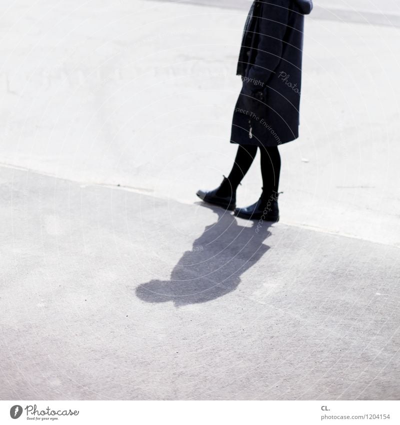 schritt für schritt Mensch feminin Frau Erwachsene Leben 1 30-45 Jahre Verkehrswege Fußgänger Straße Wege & Pfade Mantel gehen stehen Identität Farbfoto
