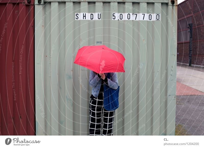 regenschirm Mensch feminin Frau Erwachsene Leben 1 30-45 Jahre Klima Wetter schlechtes Wetter Regen Mode Hose Jeansjacke Tasche Regenschirm Container stehen