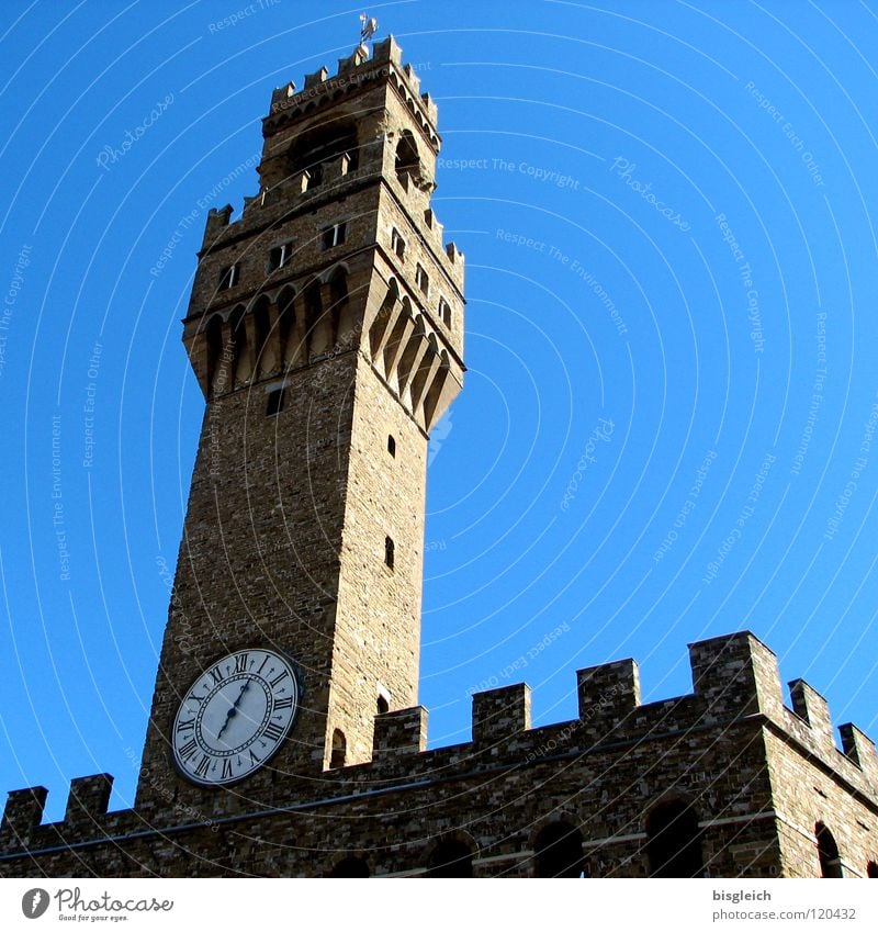 Palazzo Vecchio, Florenz (Italien) Farbfoto Außenaufnahme Menschenleer Textfreiraum rechts Froschperspektive Uhr Himmel Europa Rathaus Turm Sehenswürdigkeit