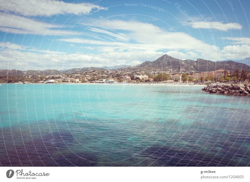 Am Mittelmeer // Korsika Natur Landschaft Wasser Himmel Sommer Berge u. Gebirge Strand Meer Ferne Wärme blau Ferien & Urlaub & Reisen Insel deutlich Sauberkeit