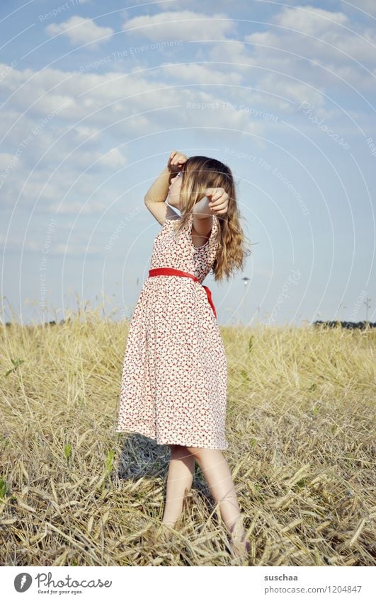 es war einmal im sommer ....... Kind Mädchen junges Mädchen Arme Hand Haare & Frisuren Kleid Außenaufnahme Feld Himmel Natur Landschaft Sommer gestikulieren
