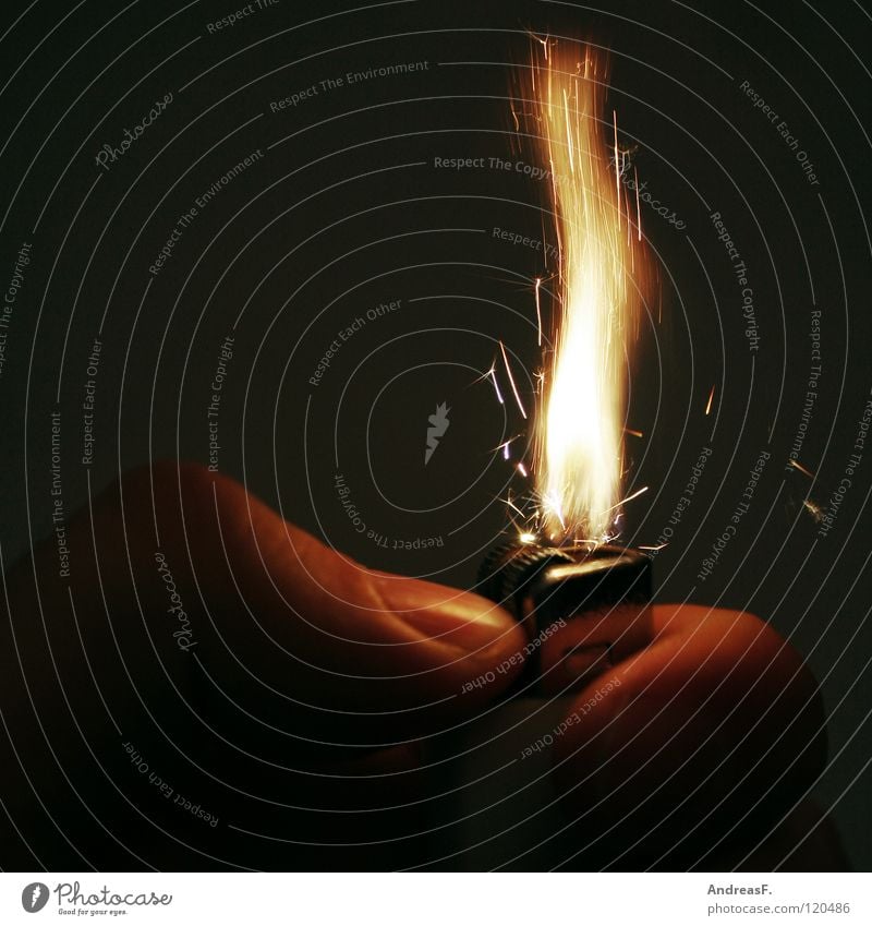 Feuer! Feuerzeug Hand anzünden brennen zündeln Rauchen Brandgefahr Brandstiftung heiß gefährlich Sicherheit Flamme kokeln anbrennen Brandstifter Feuerwehr