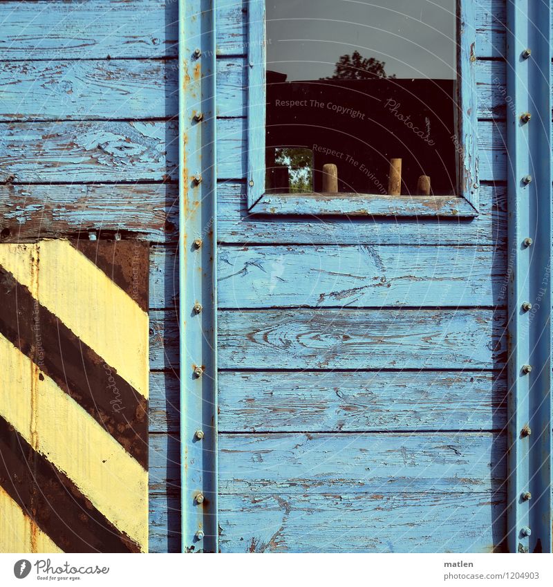 Fensterbrett Verkehr Güterverkehr & Logistik Bahnfahren Schienenverkehr Eisenbahn alt warten blau gelb schwarz Bauwaggon Holzwand Farbfoto Außenaufnahme