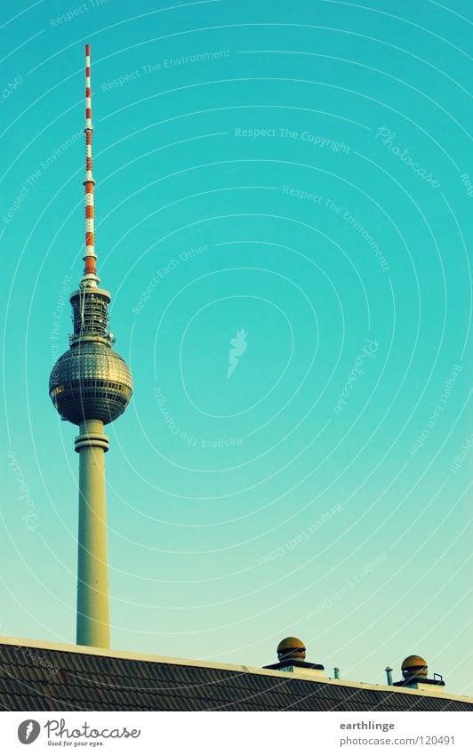 Heute: Telespargel Funkturm Dach grün Belüftung Hochformat vertikal Alexanderplatz Ferne Farbfoto erhaben Eyecatcher Aussicht Wahrzeichen Denkmal Berlin