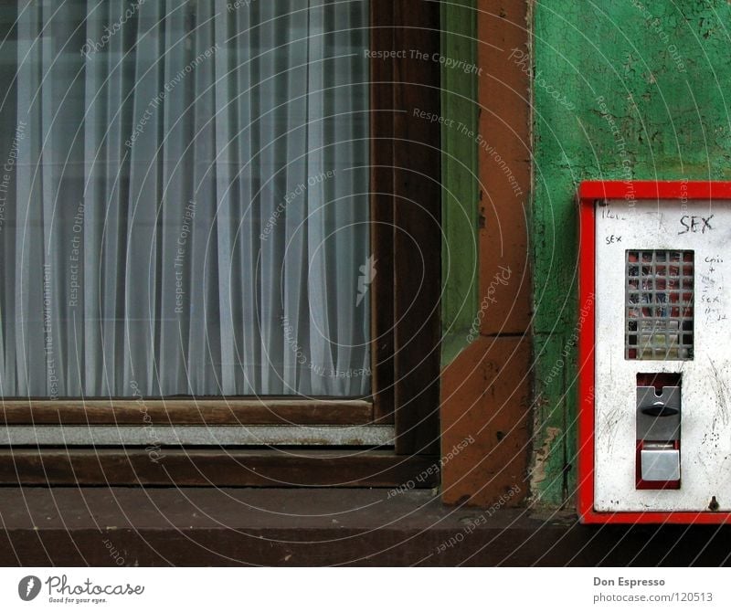 1-Groschen-Job (+Sex) Kaugummi Kaugummiautomat Automat Haus Wand Fassade Fenster Fensterscheibe grün verfallen Nostalgie Mauer dreckig retro Erinnerung