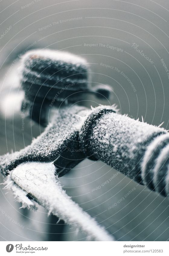 Winterschlaf (3/3) Fahrrad fahren Griff schalten festhalten berühren kalt Eis Raureif gefroren frieren Mantel Schutzschicht schlafen Tilt-Shift edel Schnellzug