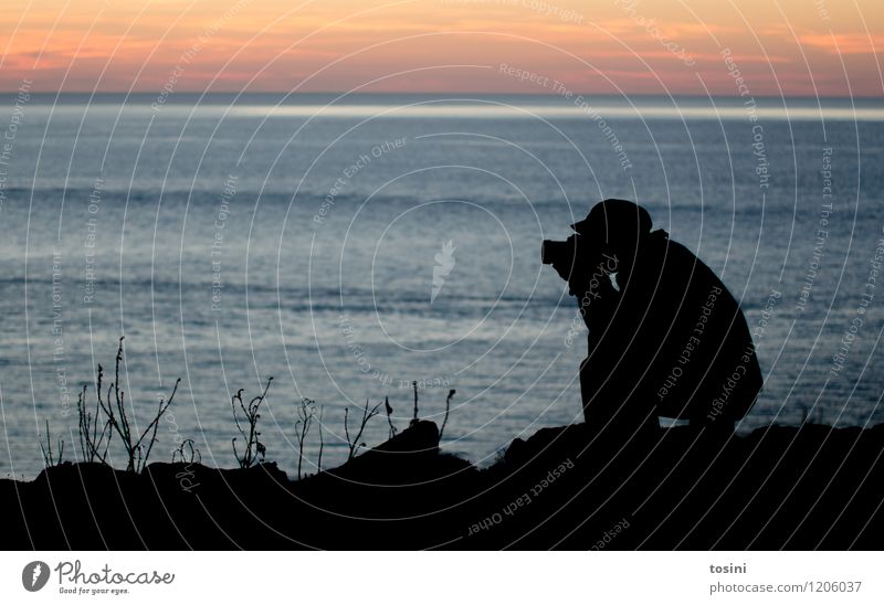 Fotograf als Silhouette im Sonnenuntergang am Meer Freizeit & Hobby Jagd maskulin Junger Mann Jugendliche Erwachsene 1 Mensch 18-30 Jahre 30-45 Jahre schwarz