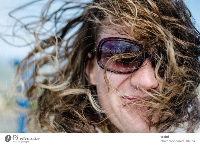 Go Wild Mensch feminin Junge Frau Jugendliche Erwachsene Kopf Haare & Frisuren Gesicht 1 Klima Wetter schlechtes Wetter Wind Sturm natürlich wild Sonnenbrille
