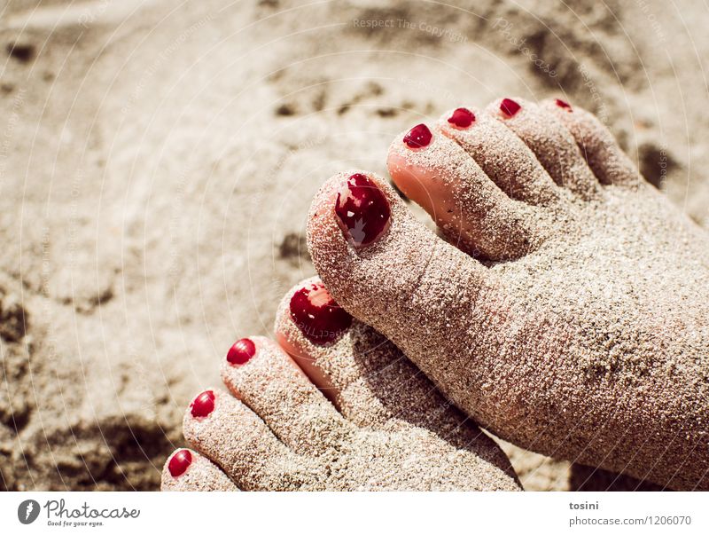 Abgelaufen Fuß rot gebraucht Nagellack Zehennagel Sand Strand Pause unpassend Gegenteil Makel Haut Sommer Schönheitsfehler schön verbraucht Spielen Farbfoto