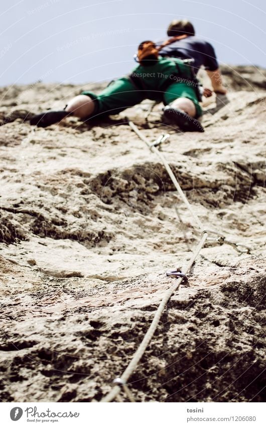 Junger Mann klettert am Seil einen Berg hinauf 1 Mensch sportlich Klettern stark Krafttraining Sportler Kletterseil Kletterschuh Kletterausrüstung Himmel