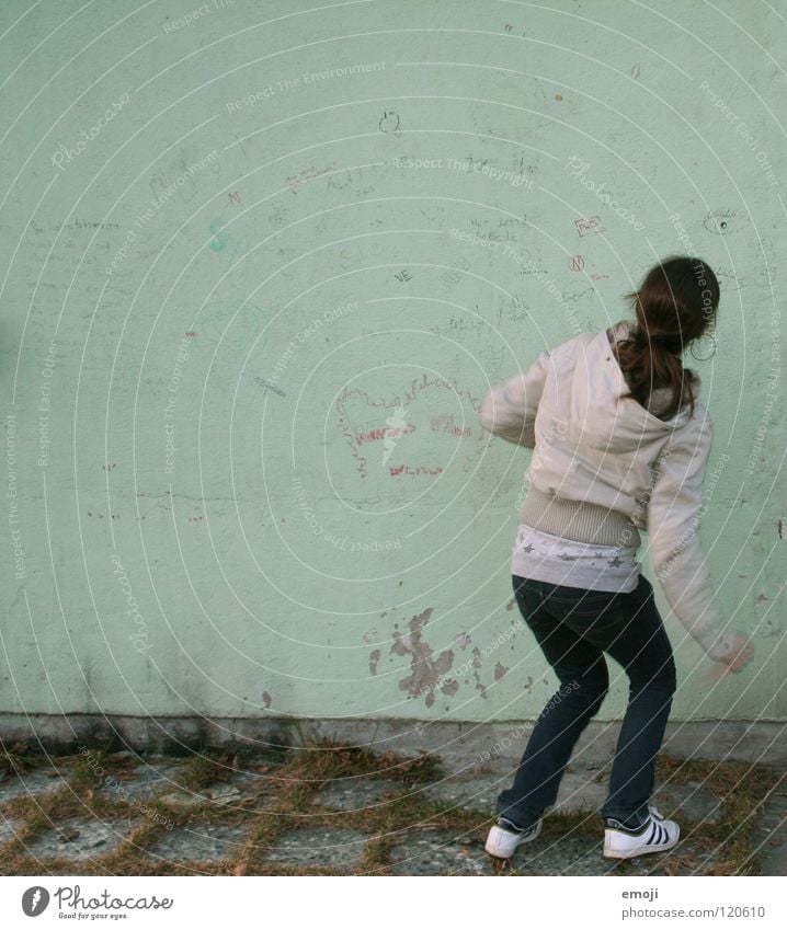 hups grün türkis Winter kalt Frau Kapuze Jacke gebeugt stehen Wand Schmiererei Gemälde Jugendliche keine Ahnung Herbst Graffiti Buchstaben Wort gesichtslos