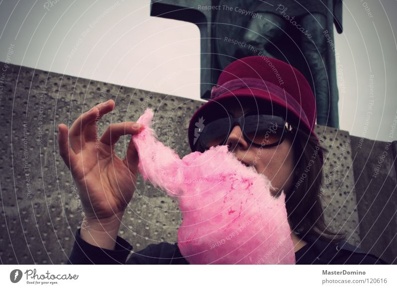 Zuckerwatte Watte Dessert Feiertag Nationalfeiertag Süßwaren ungesund zupfen Hand Finger rosa Frau Sonnenbrille Statue Ernährung festhalten Hut Dame Kopf