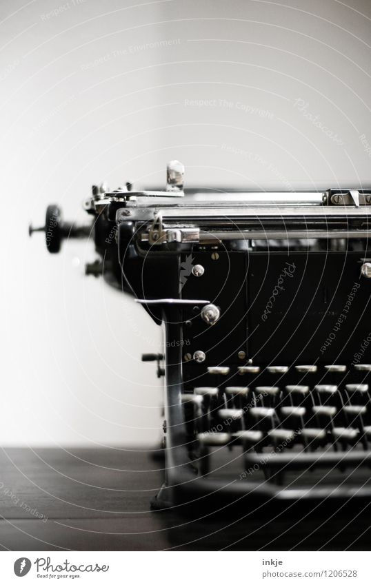 analog links Lifestyle Bildung Sammlerstück Schreibmaschine alt historisch retro schwarz Vergänglichkeit Wandel & Veränderung Tastatur Hebel Schwarzweißfoto