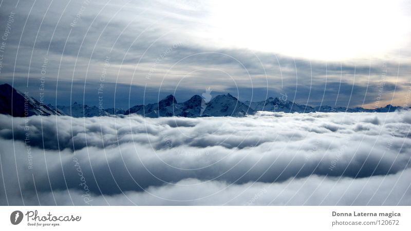 Über den Wolken... weiß grau schön über den Wolken Schweiz Kanton Graubünden Unendlichkeit Ferien & Urlaub & Reisen Nebel Berge u. Gebirge Ferne fliegen Niveau