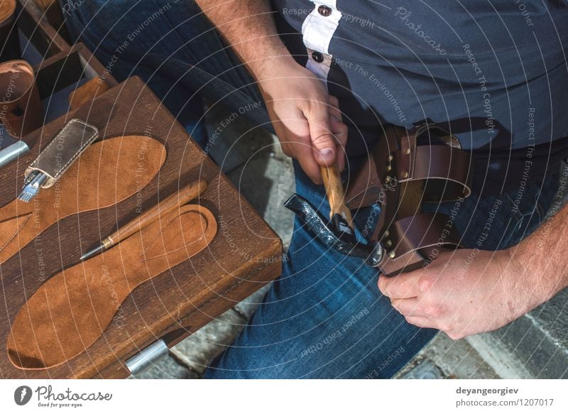 Schuhe manuell machen Basteln Arbeit & Erwerbstätigkeit Handwerk Werkzeug Mensch Mann Erwachsene Leder alt Tradition Schuster Werkstatt Fähigkeit Produktion