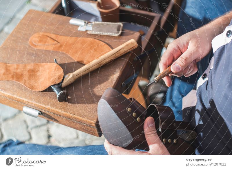 Schuhe manuell machen Basteln Arbeit & Erwerbstätigkeit Handwerk Werkzeug Mensch Mann Erwachsene Leder alt Tradition Schuster Werkstatt Fähigkeit Produktion