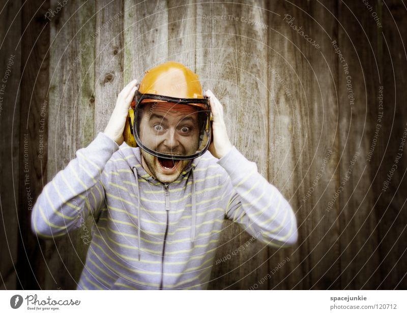 Achtung! Baum fällt! Mann Beruf Helm Schutzhelm Holz Wand Panik Unfall Freude Forstarbeiter Vorarbeiter Strukturen & Formen Angst schreien