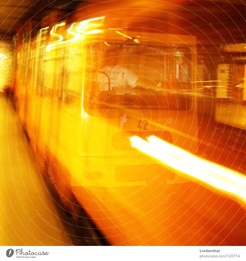 U-BAHN gelb U-Bahn u London Underground Geschwindigkeit Fahrer Gleise direkt Linie Licht Schliere Schalter Knöpfe Zone Bahnhof gold Eisenbahn railway train fasr