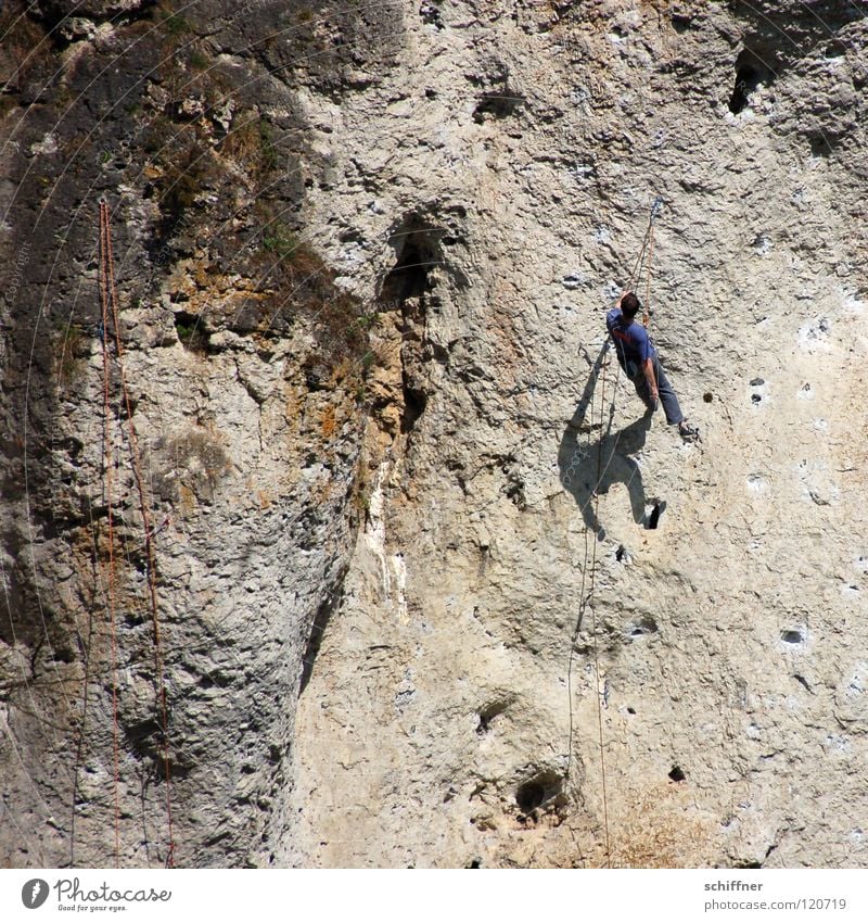 Abhängen Bergsteiger Kletterseil abseilen Erholung Pause Schatten x-beinig Felswand Sicherheit Fränkische Schweiz Freizeit & Hobby Bergsteigen Klettern