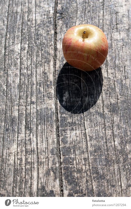 Apfel Frucht Picknick Holztisch natürlich braun grün rot Maserung Farbfoto Außenaufnahme Menschenleer Tag Schatten Holzmaserung