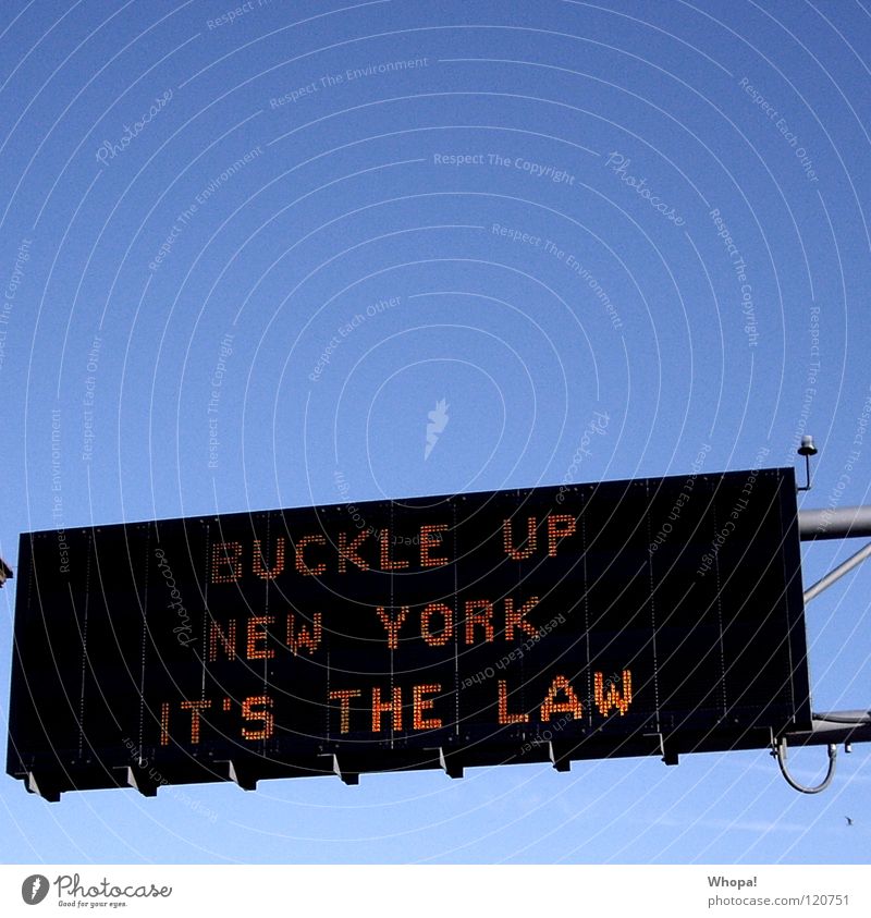 Gesetz is Gesetz! New York City Hinweisschild Leuchtreklame Straßennamenschild Buckle Up it's the Law Bitte anschnallen Anschnallen nicht vergessen