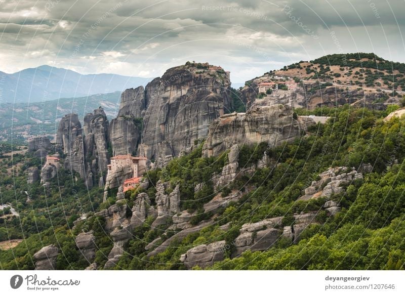 Meteora in Griechenland schön Ferien & Urlaub & Reisen Tourismus Sommer Berge u. Gebirge Natur Landschaft Wald Felsen Kirche Architektur alt Kloster Klippe