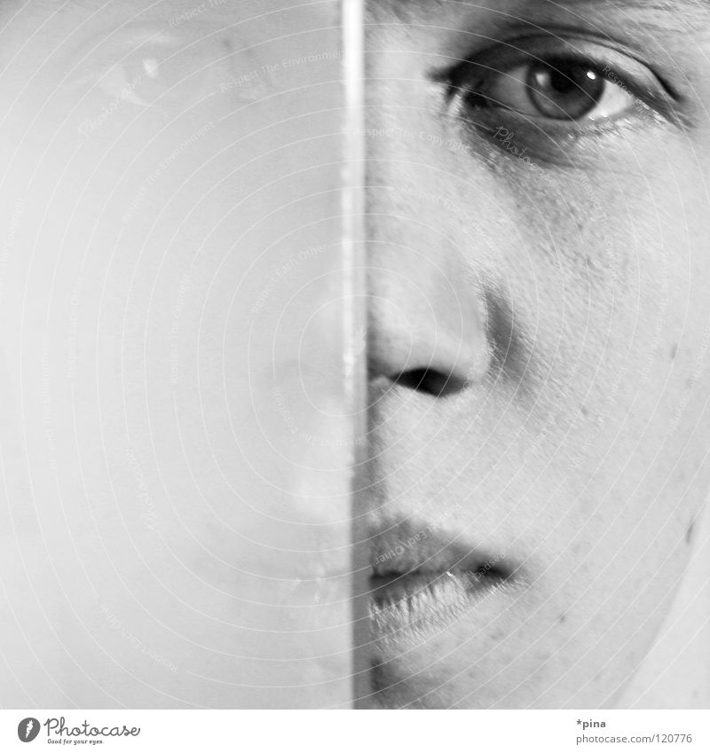 Schizophrenie Mann Porträt Gefühle Trauer 2 Zwilling Reflexion & Spiegelung Spiegelbild Hälfte Teilung Gesicht Schwarzweißfoto Angst Traurigkeit
