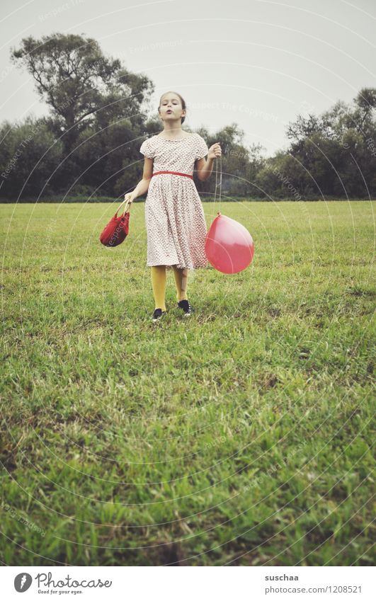 der rote ballon . Kind Mädchen Kleid Tasche Außenaufnahme Spielen Wiese Gras Luftballon retro selbstbewußt Stolz Schauspiel Dramatik Schauspieler junges Mädchen