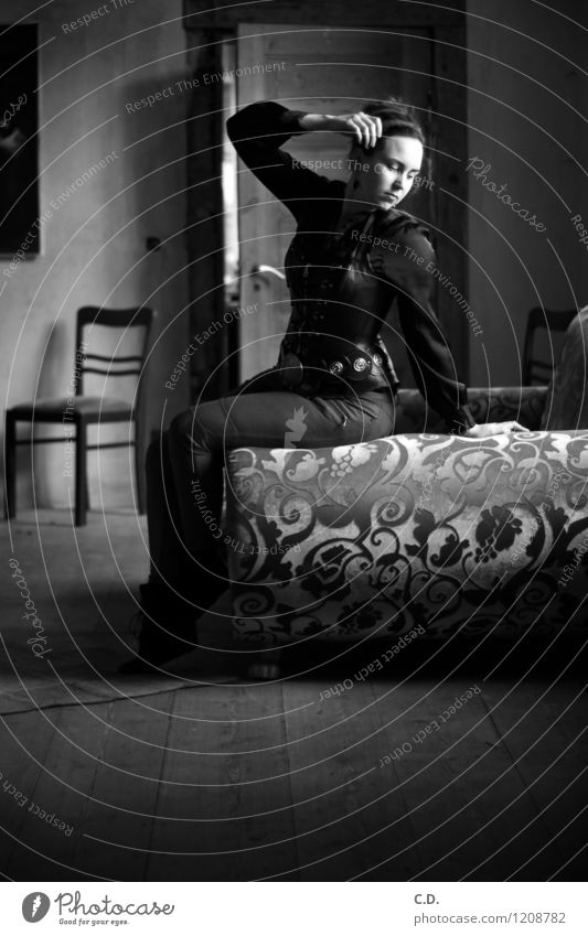 Melancholie elegant Sofa Dielenboden Junge Frau Jugendliche 18-30 Jahre Erwachsene sitzen dunkel schwarz weiß ruhig träumen Sehnsucht Einsamkeit zeitlos Gothic