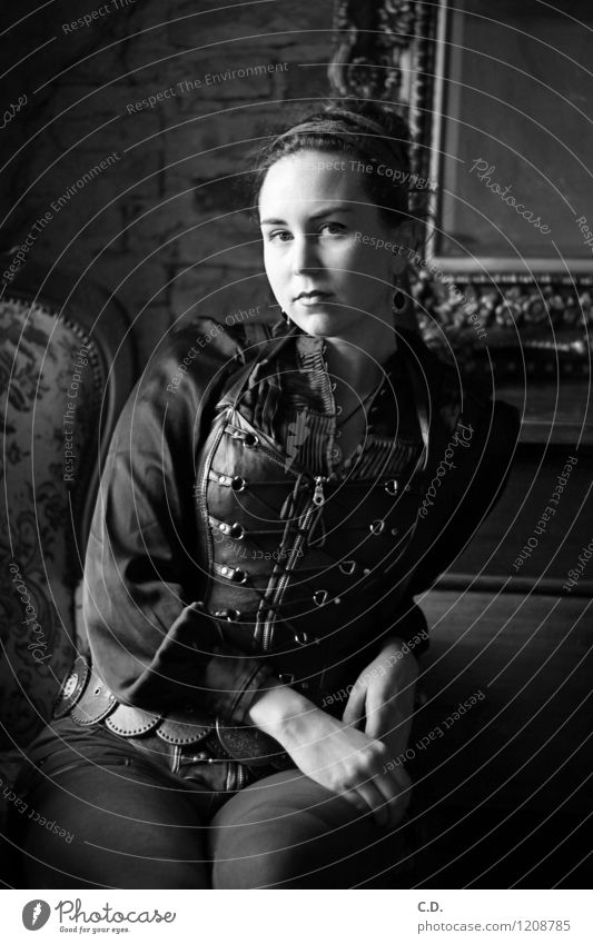 Portrait aus einer anderen Zeit Junge Frau Jugendliche 18-30 Jahre Erwachsene Hose Bluse Korsage Dutt sitzen dunkel historisch schwarz weiß Vergangenheit
