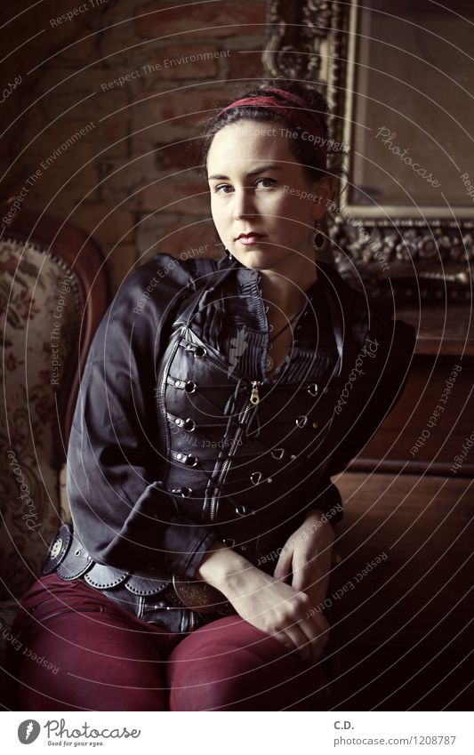 Portrait aus einer anderen Zeit (in Farbe) Junge Frau Jugendliche 1 Mensch 18-30 Jahre Erwachsene Jeanshose Leder Bluse brünett Dutt sitzen dunkel historisch