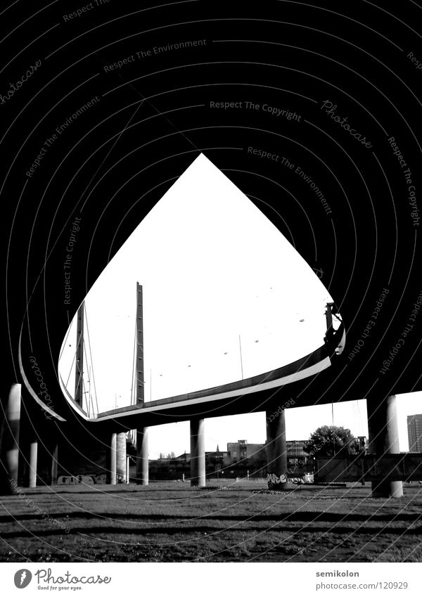 Augenblick geschwungen Brücke Schwarzweißfoto Bridge Eye Strukturen & Formen Flamme Straße Street Düsseldorf