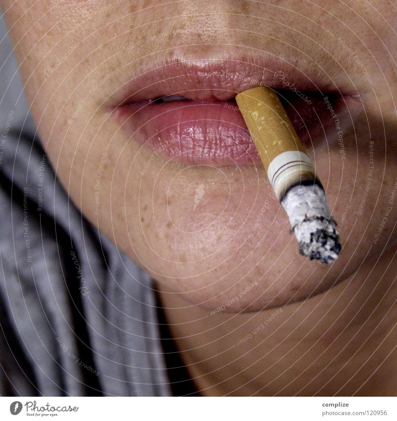 Endlich Raucher! Rauchen Frau Zigarette Filterzigarette Sommersprossen Nikotin Schadstoff gesundheitsschädlich Krankheit Mund Coolness Genusssucht Laster