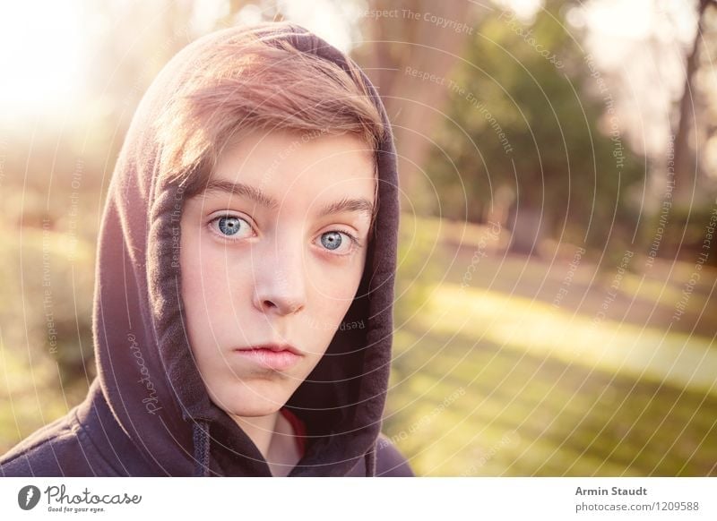 Porträt Lifestyle Stil schön Mensch maskulin Junger Mann Jugendliche Kopf 13-18 Jahre Kind Natur Park Kapuze hoodie Blick frisch Gesundheit einzigartig
