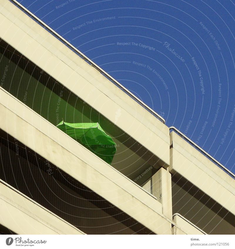 Sommer im Winter Balkon Sonnenschirm grün Beton Wohnung abhärten Fröhlichkeit verrückt diagonal Farbfleck Haus Hochhaus Stadthaus Unterhaltungselektronik