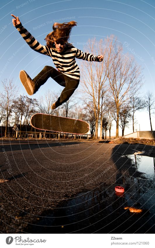 360 Flip II Stimmung Aktion Skateboarding Zufriedenheit Kickflip Salto springen gestreift Teer Beton Baum Weitwinkel Jugendliche Sport Pfütze