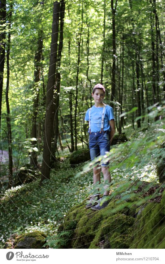 Da staunst´e Sommer Berge u. Gebirge wandern maskulin Junge 1 Mensch 8-13 Jahre Kind Kindheit Natur Moos Park Wald Hosenträger beobachten stehen Neugier dünn