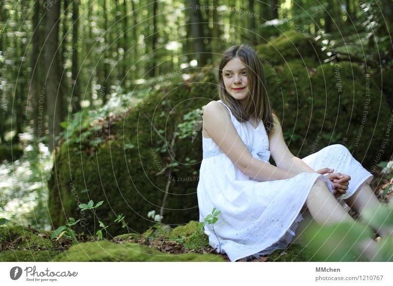 Worauf warte ich eigentlich? Ausflug Abenteuer Mädchen Kindheit 1 Mensch 8-13 Jahre Natur Wald Felsen Kleid beobachten Erholung sitzen warten schön grün weiß