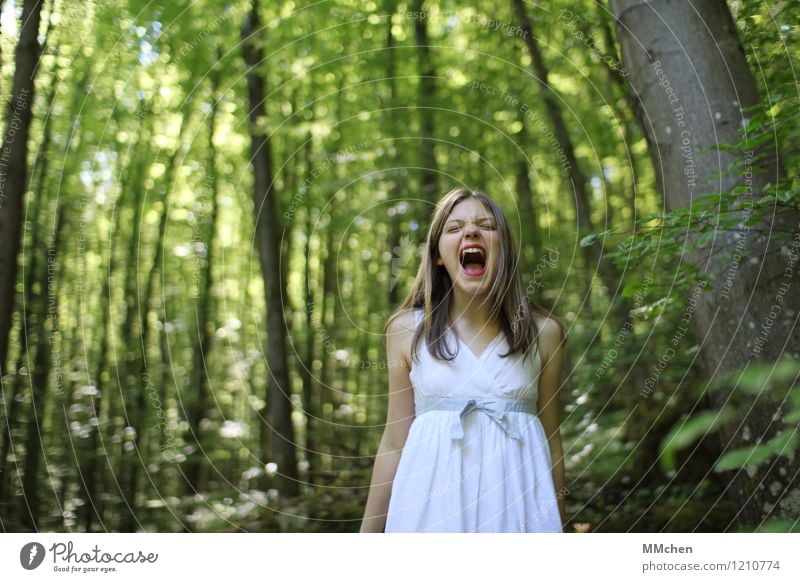 Schrei doch! feminin Mädchen Kindheit 1 Mensch 8-13 Jahre Natur Sommer Pflanze Park Wald Kleid schreien stehen frech frei Begeisterung selbstbewußt Wut gereizt