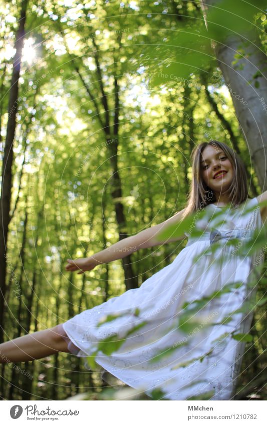 Balance Freude Wohlgefühl Spielen Ausflug Freiheit feminin Mädchen 8-13 Jahre Kind Kindheit Natur Sonne Sommer Wald Kleid drehen Erholung fliegen träumen