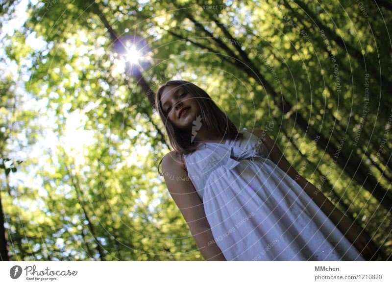 *bling* Stil Kind Mädchen 1 Mensch 8-13 Jahre Kindheit Natur Sommer Schönes Wetter Baum Wald Kleid beobachten glänzend Lächeln Blick stehen leuchten
